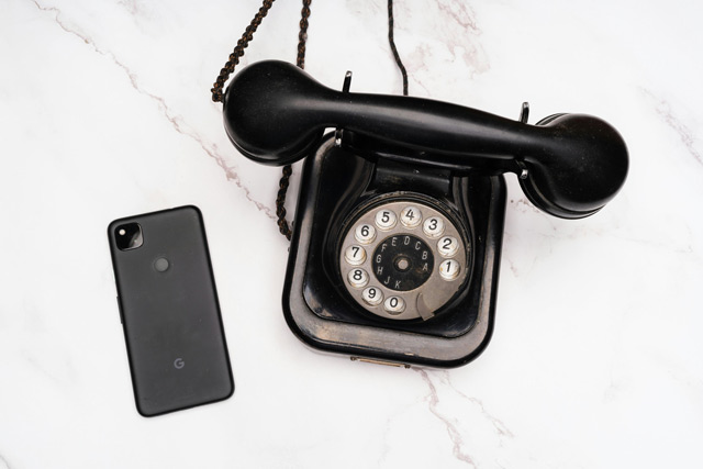 Modern and Old phone as a sympbol for contacting Pralax Marketing which combines old knowlege and new methods